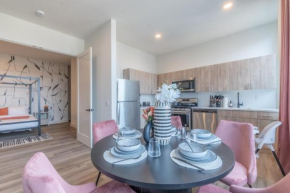 Spacious Suite with Free parking, 3 beds, NYC Views! Dining for 5, kitchen in Apt, washer and dryer in Apt, 15 min to Airport